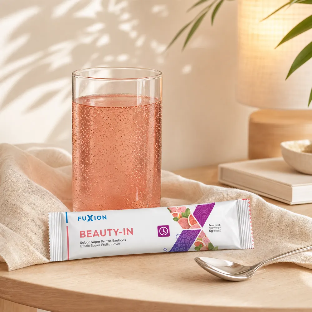 Vaso de Beauty-In y un stick sobre una mesa de luz con lámpara encendida, al anochecer
